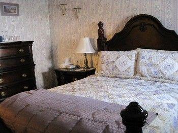 Colonial Charm Inn Шарлоттаун Екстер'єр фото